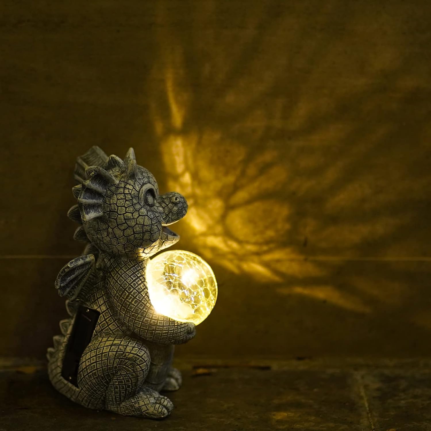 Lampka Solarna Figurka Do Ogrodu LED i Baterią Solarną Smok ze Świecącą Szklaną Kulą