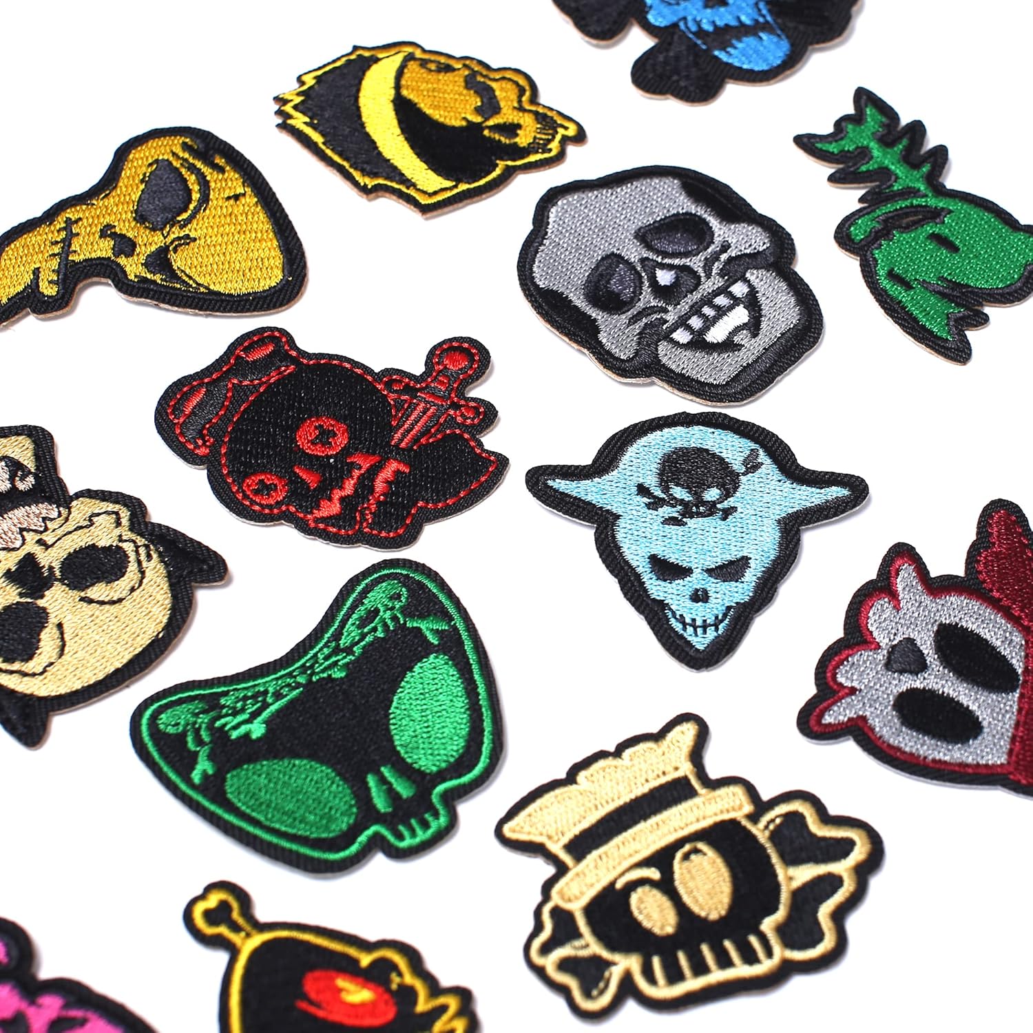 Naszywki termoprzylepne zestaw 16 szt kolorowe Haftowane Naprasowanki Łatki