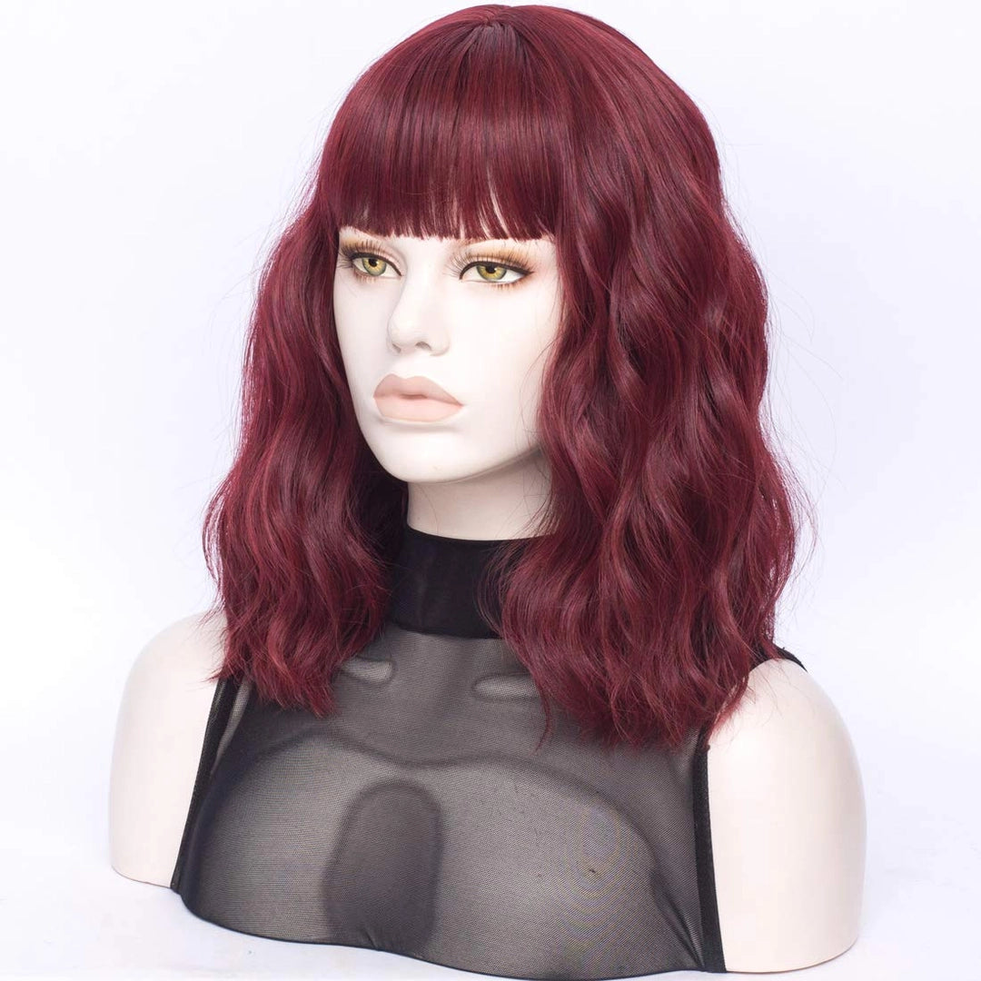 Bordowa peruka z grzywką falowana 38 cm syntetyczna naturalny look HIT