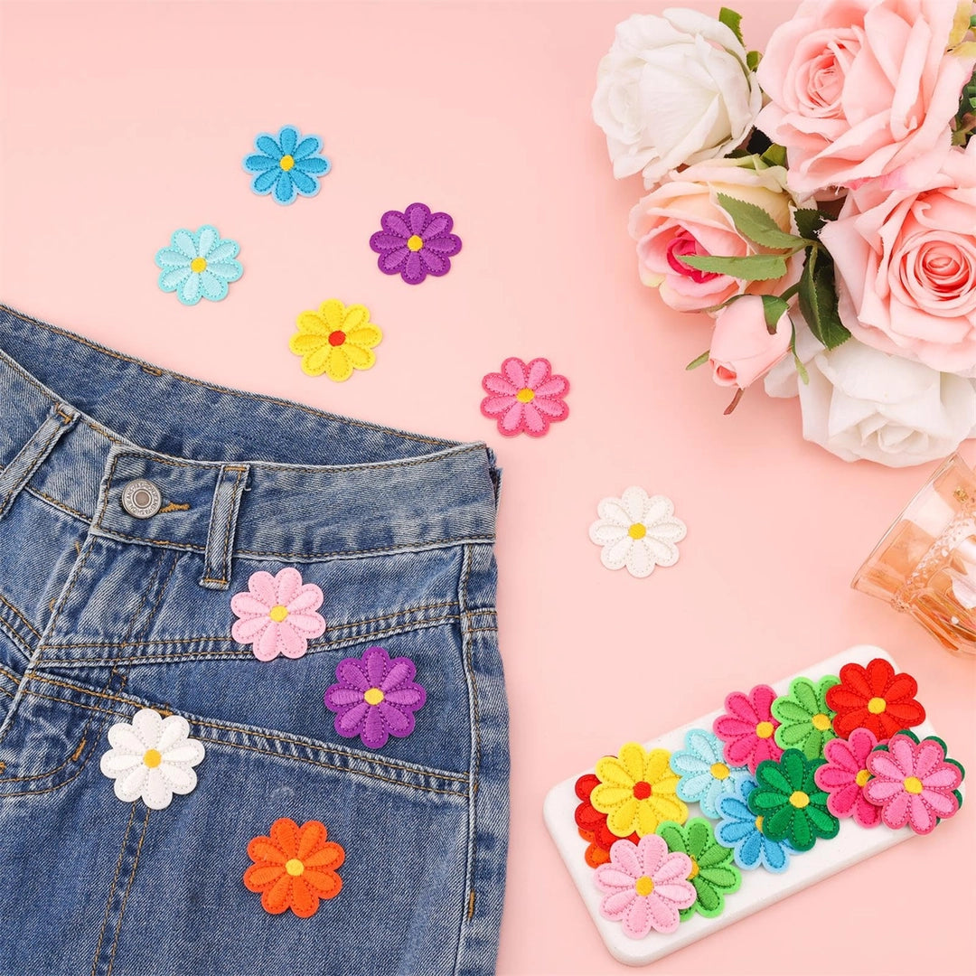 Naszywki termiczne kwiatki 4 cm – 24 szt. kolorowe łatki do ubrań DIY