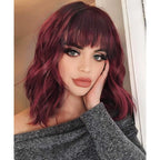 Bordowa peruka z grzywką falowana 38 cm syntetyczna naturalny look HIT
