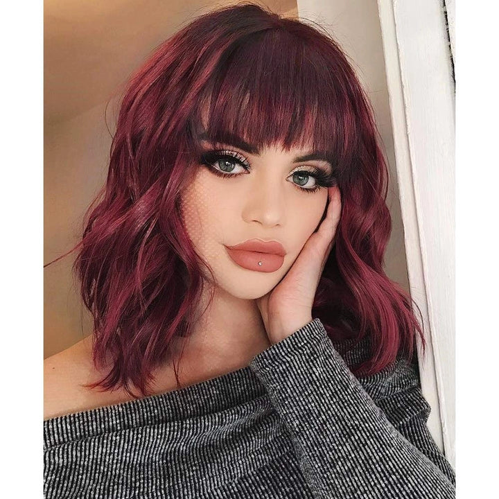 Bordowa peruka z grzywką falowana 38 cm syntetyczna naturalny look HIT